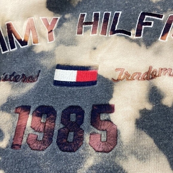 TOMMY HILFIGER Unisex Bleach Washed Crewneck Sweatshirt Size Medium Casual - Picture 6 of 7